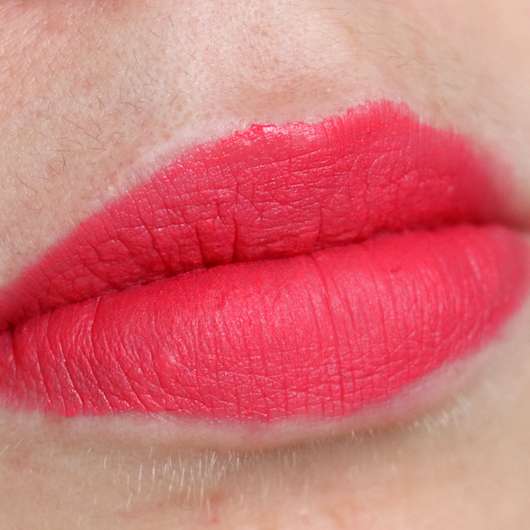 Shiseido VisionAiry Gel Lipstick, Farbe: 225 High Rise - Farbe auf den Lippen abgetupft