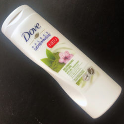 Produktbild zu Dove Pflege Geheimnisse Belebendes Ritual Body Lotion Matcha & Kirschblütenduft