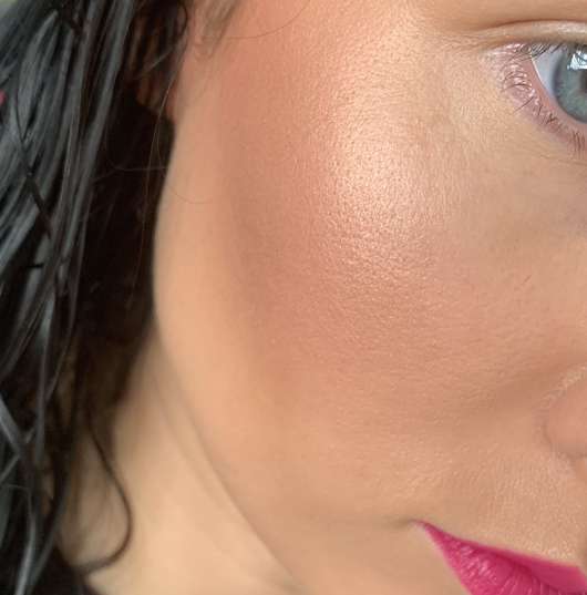 e.l.f. Cosmetics Metallic Flare Highlighter, Farbe: Rose Gold - im Gesicht aufgetragen