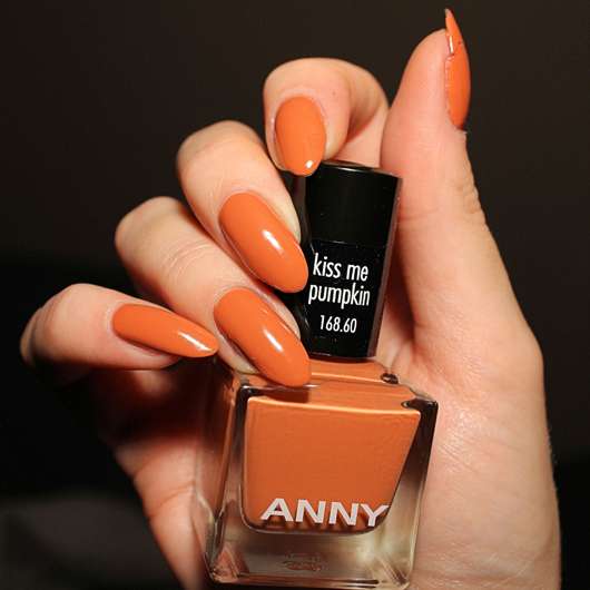 ANNY Nagellack, Farbe: kiss me pumpkin (LE) - Farbeindruck auf den Nägeln