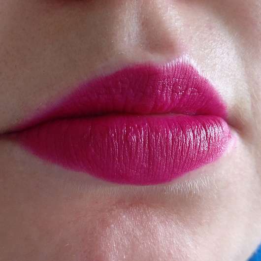 Sleek MakeUP Lip Dose Lipstick, Farbe: Problematic - auf den Lippen aufgetragen