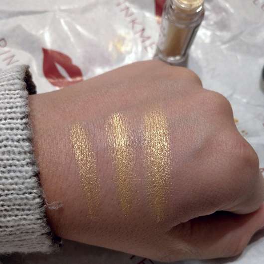 Sleek MakeUP Loose Pigment, Farbe: Rush - Von links nach rechts: Pigment ohne Base – Pigment trocken mit Base – Pigment feucht mit Base Sleek MakeUP Loose Pigment, Farbe: Rush - Von links nach rechts: Pigment ohne Base – Pigment trocken mit Base – Pigment feucht mit Base