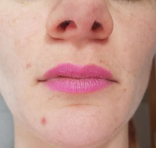 Lippen mit KISS Professional New York Luscious Gel Shine Lipstick, Farbe: 14 Incomparably Hot