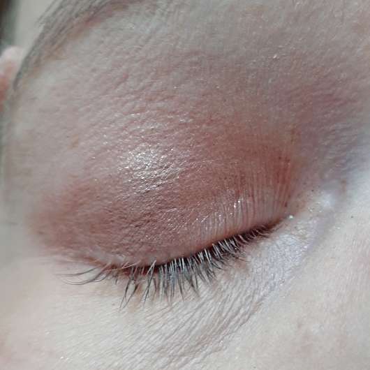 L.O.V The GALAXY Eyeshadow & Liner, Farbe: 530 Magenta Shimmer - auf dem Auge aufgetragen