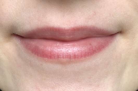 Lippen mit DIONIS Goat Milk Lip Balm "Berry" 