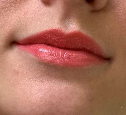 Lippen mit ARTDECO Color Lip Shine Lipstick, Farbe: 24 shiny coral (LE)