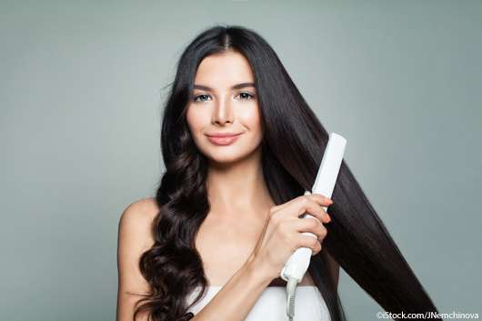 Haare glätten: Das solltet ihr beachten