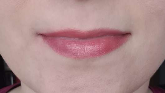 Lippen mit ISANA Getönte Lippenpflege Color 2 Care, Farbe: Rot