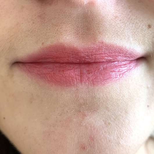 Lippen mit ISANA Getönte Lippenpflege Color 2 Care, Farbe: Rot
