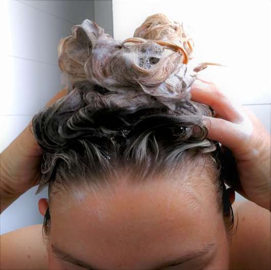 Alterra Naturkosmetik Festes Shampoo Bio-Orange & Bio-Vanille - in den Haaren aufgeschäumt