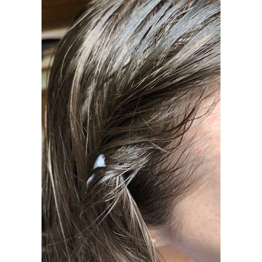Balea Trockenshampoo Schaum Lovely Flower - in den Haaren aufgetragen