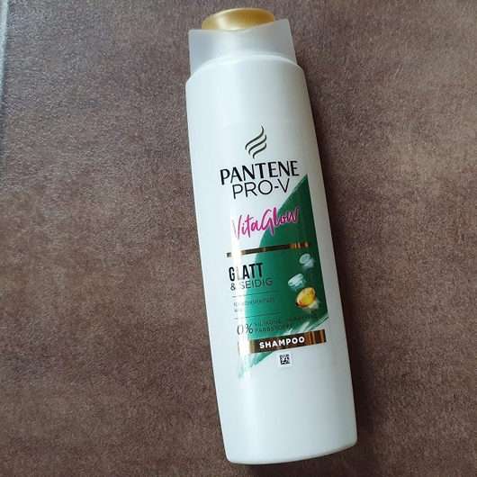 <strong>PANTENE PRO-V</strong> VitaGlow Glatt & Seidig Shampoo