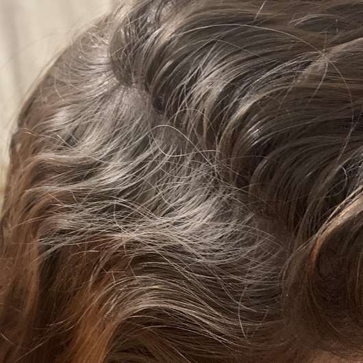Haare während der Anwendung - Balea 2in1 Trockenshampoo & Volumenpuder