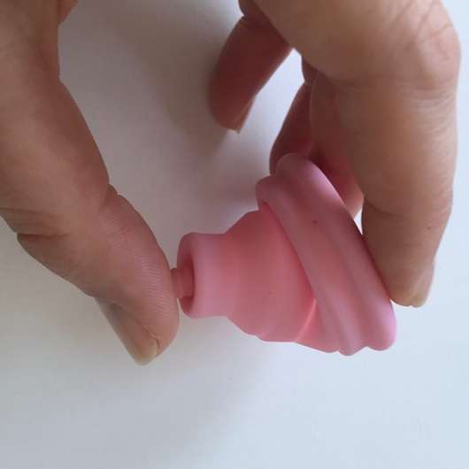 INTIMINA Lily Cup Compact Menstruationstasse (Größe A) + Reinigungsspray