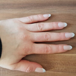 Hand mit trend IT UP On-The-Go Nails, Farbe: French Classic