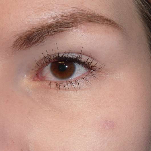 Auge ohne lavera Naturkosmetik Intense Volumizing Mascara, Farbe: Black Auge mit lavera Naturkosmetik Intense Volumizing Mascara, Farbe: Black