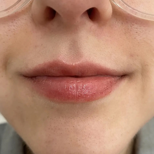 Lippen mit Die Naturtante Lipgloss Rosenholz, Farbe: Weinrot